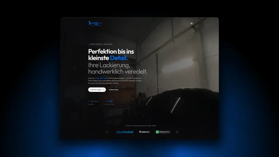 Dunkle Startseite der Lackierwerkstatt mit einem Fahrzeug in der Lackierhalle und blauen Akzenten.