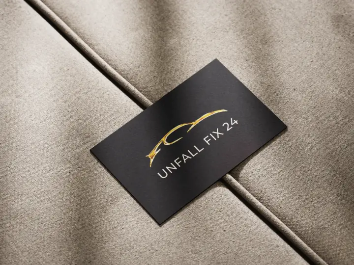Schwarze Visitenkarte mit goldenem Logo für Unfallfix24